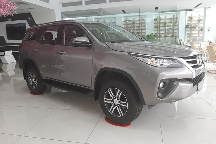 Hai phiên bản của mẫu xe SUV Toyota Fortuner 2.7 4×4 (động cơ xăng – số tự động 6 cấp) và Fortuner 2.7 4×2 (động cơ xăng – số tự động 6 cấp) vẫn giữ xuất xứ nhập khẩu, giá xe Toyota Fortuner 2019 tương ứng 1,236 tỷ và 1,15 tỷ đồng cho từng phiên bản. Cuối cùng là bản 2.7 4×2 AT TRD (lắp ráp trong nước) giá từ 1,199 tỷ đồng