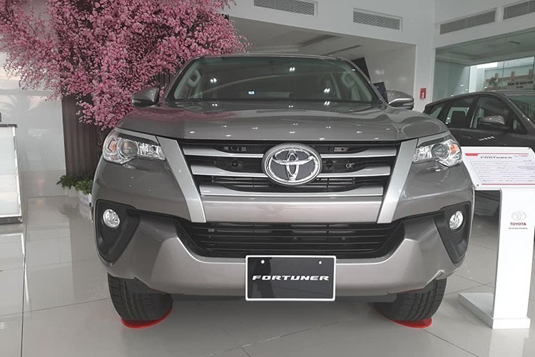 Mẫu xe Toyota Fortuner 2019 phiên bản lắp ráp tại Việt Nam sở hữu kích thước (dài x rộng x cao) lần lượt là 4.795 x 1.855 x 1.835 mm, chiều dài cơ sở 2.745 mm. So với thế hệ trước, xe Fortuner mới dài hơn 90 mm, chiều dài cơ sở ngắn hơn 5 mm, rộng hơn 15 mm và thấp hơn 15 mm