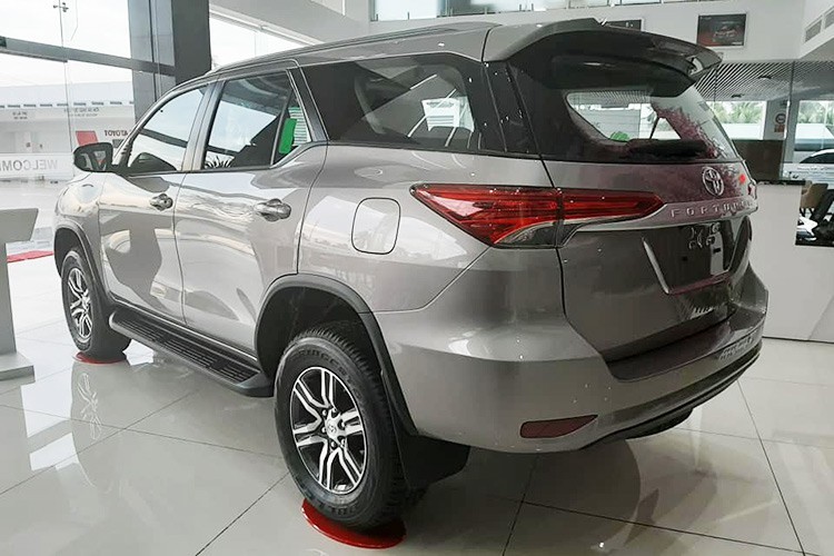 Ngoại hình của phiên bản Fortuner 2019 mới này không có nhiều sự khác biệt so với các phiên bản khác từng xuất hiện trước đây. Một điểm dễ nhận ra là bộ mâm đúc 18 inch thay vì 17 inch như các bản thấp cấp, ngoài ra xe còn có sẵn đèn LED ban ngày là một đặc điểm khác dễ phân biệt