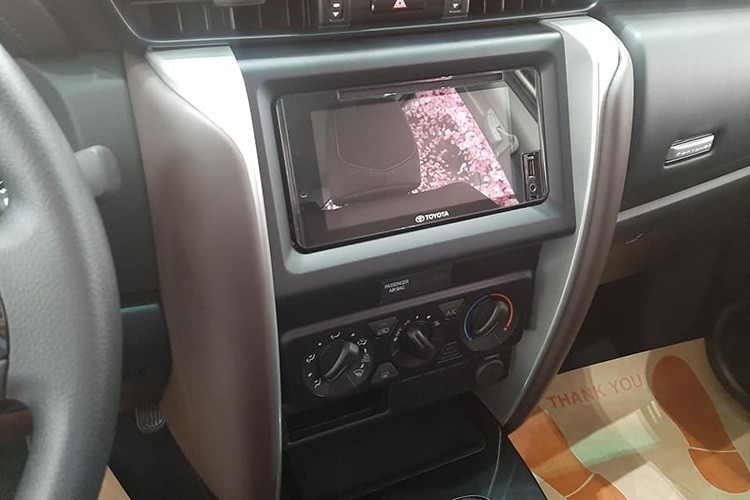 Trên các phiên bản cao cấp, Fortuner nay đã được trang bị thêm ghế phụ điều chỉnh điện 8 hướng. Trước đây dòng xe này cũng có ghế chỉnh điện, tuy nhiên chỉ có ghế lái mới có thể điều chỉnh được. Hàng ghế sau của xe có cửa gió điều hòa độc lập, có thể gập lưng 60/40 và chỉnh tay