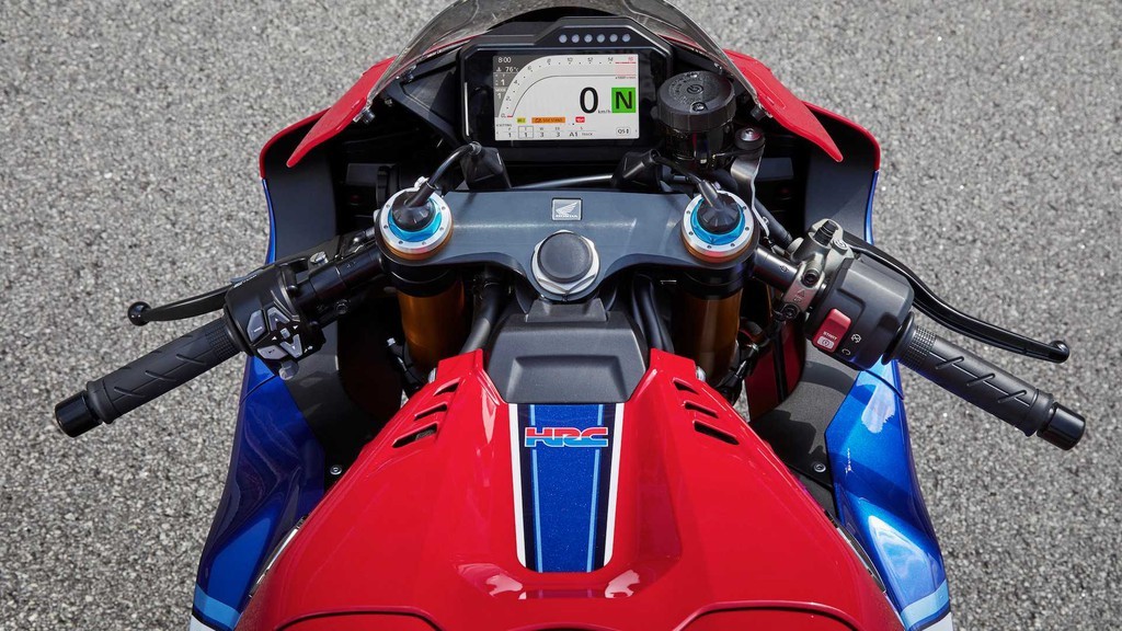 Những cải tiến khí động học khác trên xe như ốp bình xăng thấp hơn 45 mm. Phong cách hầm hố của CBR1000RR mới gây ấn tượng lớn so với các mẫu xe cùng phân khối (Theo Zing)