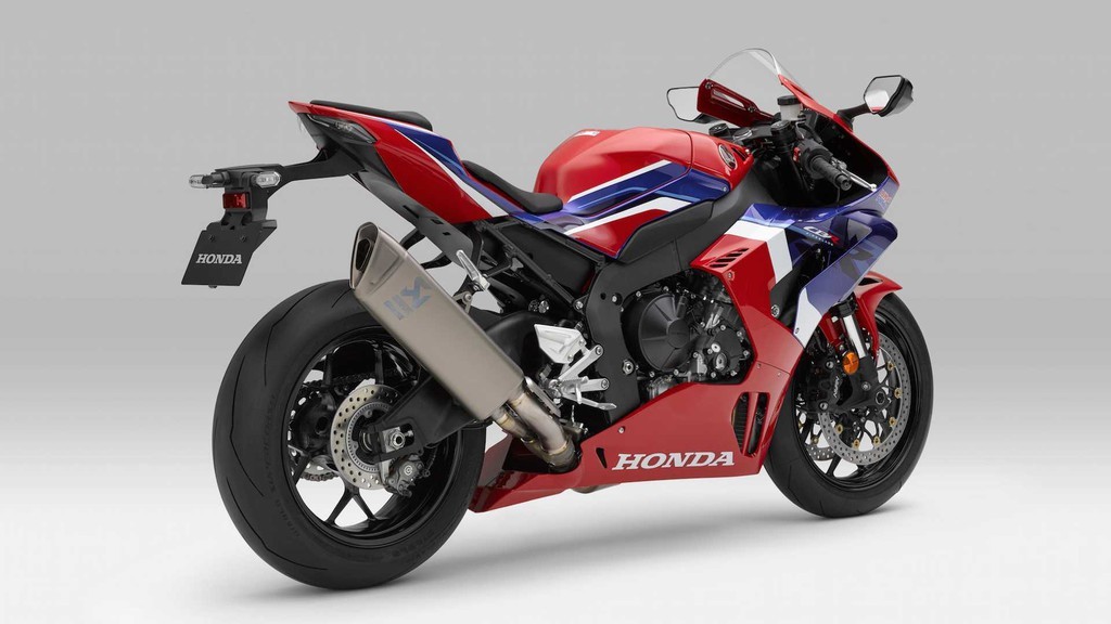 Tuy nặng hơn nhưng công suất của CBR1000RR-R Fireblade SP lại mạnh hơn người đàn anh đến tận 26 mã lực nhờ vào hệ thống cam DLC và sên cam ngắn hơn
