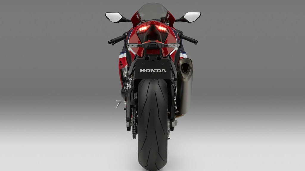 Nhờ vào việc tinh chỉnh trọng lượng hợp lý giữa 2 bánh cũng như tăng cường độ cứng của khung sườn, CBR1000RR nói chung và phiên bản CBR1000RR-R SP 2021 có khả năng vận hành đầy linh hoạt