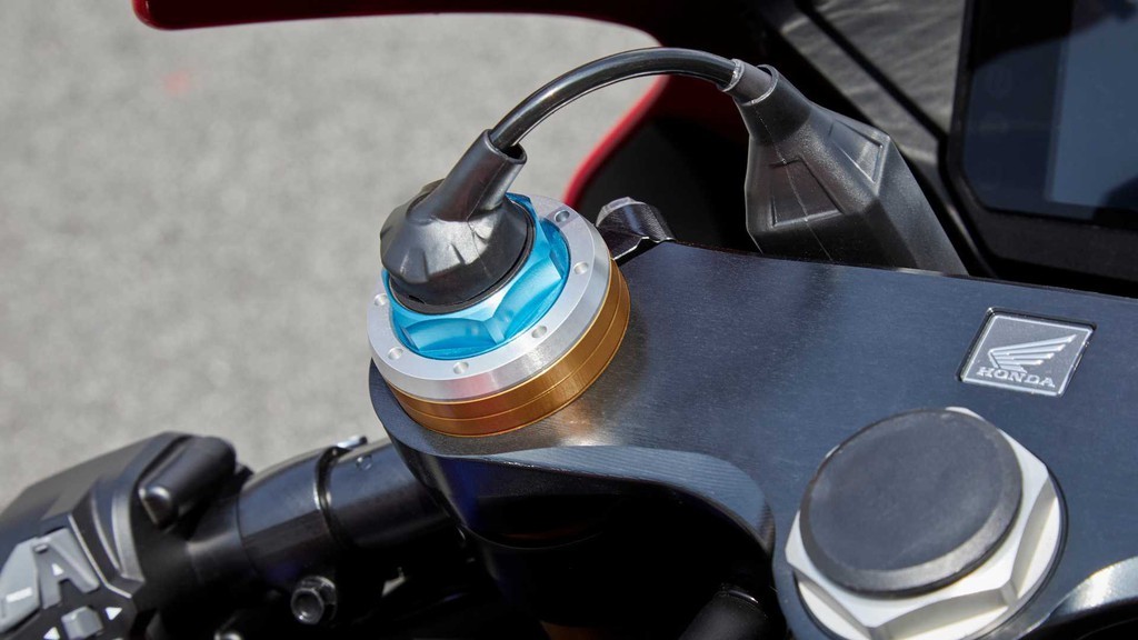 Xe được nâng cấp gắp sau theo phong cách RCV có độ dài 30,5 mm, giúp tăng chiều dài cơ sở của phiên bản RR-R SP lên đến 48 mm