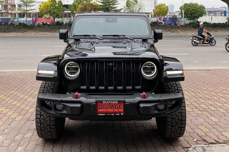 Xe sở hữu ngoại thất đen bóng mạnh mẽ khác biệt với chiếc Gladiator đầu tiên được nhập khẩu về nước vào tháng 8 với ngoại thất trắng muốt