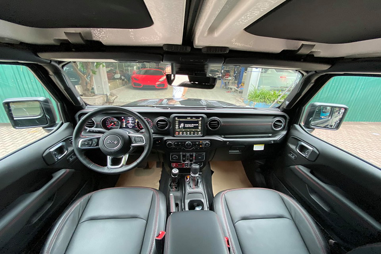 Cần chuyển số to bản ở vị trung tâm, bên cạnh là cần chuyển chế độ gài cầu có tính năng khóa cả cầu trước lẫn cầu sau