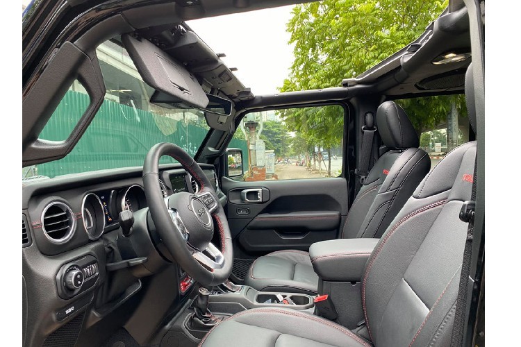 Một đặc điểm thú vị xuất hiện trên chiếc bán tải Gladiator Rubicon đó là phần kính chắn gió trước có thể hạ xuống đặc trưng của các mẫu xe địa hình nhà Jeep