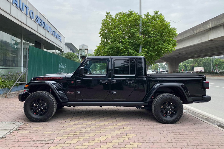 Mẫu xe bán tải Jeep Gladiator Rubicon được xếp vào phân khúc bán tải hạng trung cạnh tranh trực tiếp của chiếc bán tải Ford Ranger hoặc Chevrolet Colorado