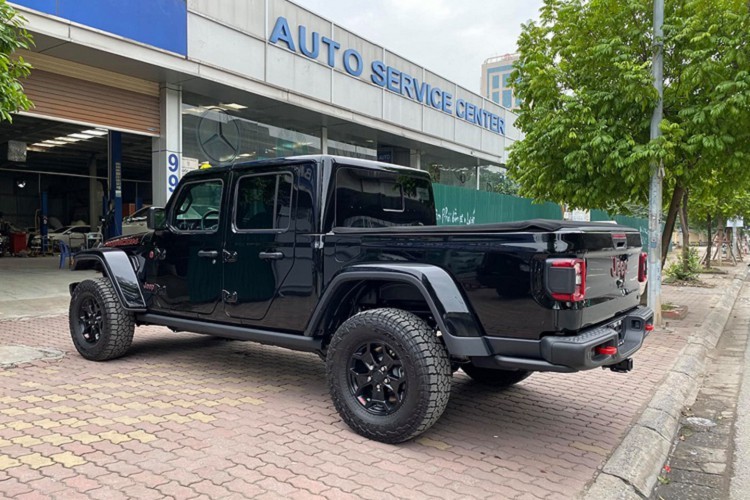 Jeep Gladiator Rubicon 2020 được trang bị khối động cơ V6 có dung tích 3.6 lít, sản sinh công suất tối đa 285 mã lực và mô-men xoắn cực đại đạt 352 Nm, đi kèm với đó hộp số tự động 8 cấp và hệ dẫn động 2 cầu. Xe có kích thước chiều dài 5.181 mm, dài hơn 800 mm so với chiếc SUV Jeep Wrangler và có chiều dài trục cơ sở là 3.480 mm