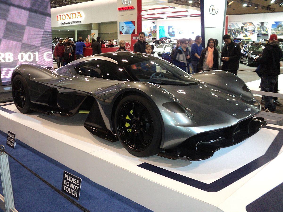 1. Aston Martin Valkyrie (2,6 triệu USD): là sự hợp tác giữa hãng xe Anh và đội đua Red Bull Racing
