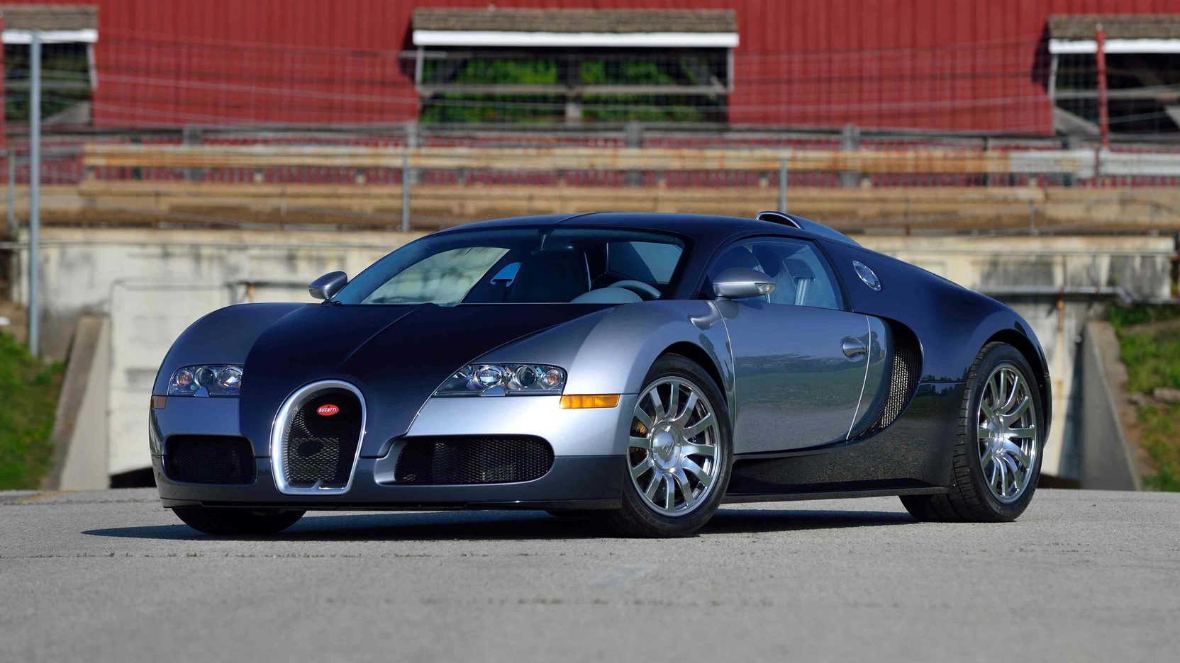 2. Bugatti Veyron 16.4 Super Sport (3,6 triệu USD): Là siêu xe kết hợp hài hòa giữa hiệu suất và vẻ đẹp
