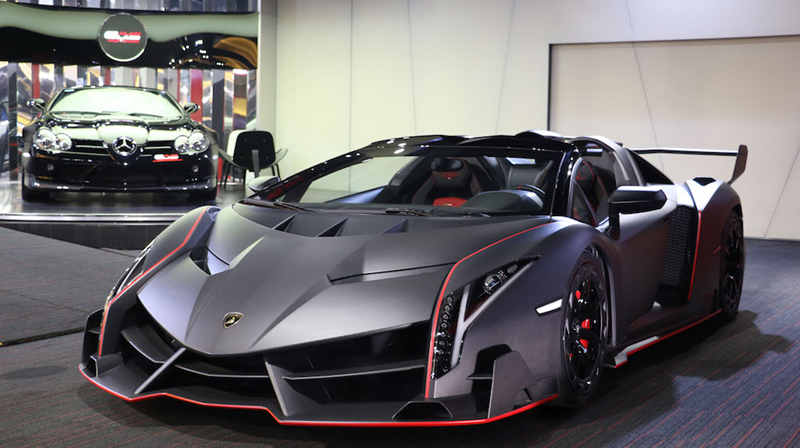 5. Lamborghini Veneno Roadster (5,6 triệu USD): Là chiếc xe được sản xuất vào năm 2013 như là một món quà đặc biệt để kỷ niệm chặng đường 50 năm hào hùng của Lamborghini