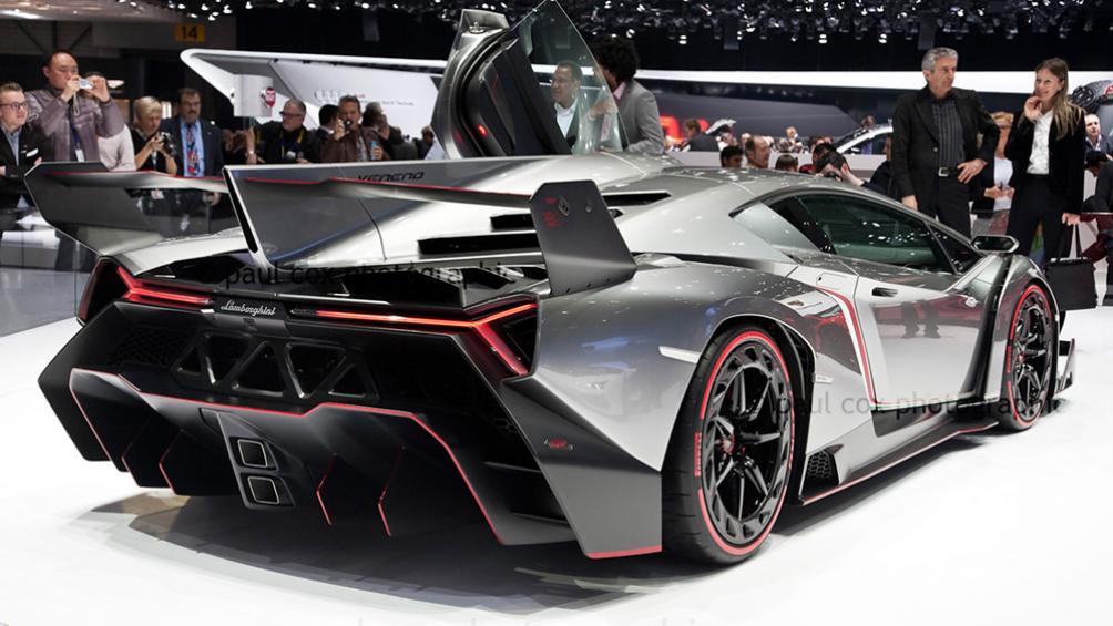 Siêu xe này chỉ có 9 chiếc được sản xuất. Lamborghini Veneno Roadster có thể đạt vận tốc tối đa 353,4 km/h và chỉ cần chưa đầy 3 giây để đạt vận tốc 100km/h từ vị trí xuất phát