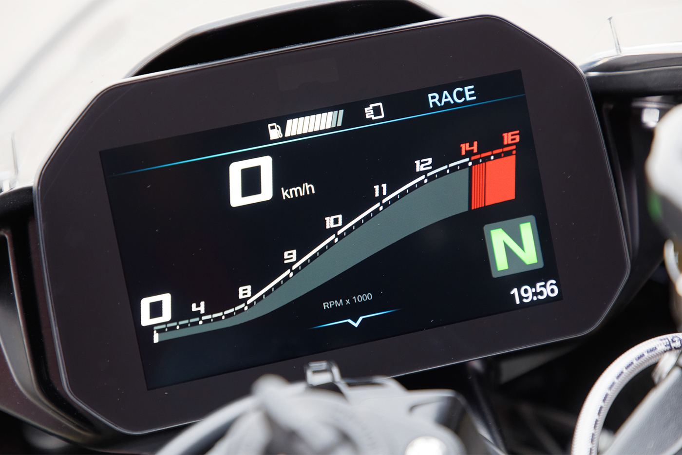 BMW S1000RR 2019 được trang bị màn hình TFT-LCD 6,5 inch với bốn tùy chọn hiển thị