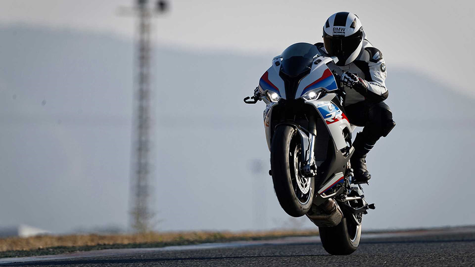 Xe được trang bị các hệ thống kiểm soát lực kéo DTC, 4 chế độ lái (Rain, Road, Dynamic, Race), hệ thống phanh ABS Pro tiêu chuẩn, hệ thống treo kiểm soát điều khiển điện tử và tính năng Shift Assist Pro sẽ giúp xe trả số mượt, nhanh hơn