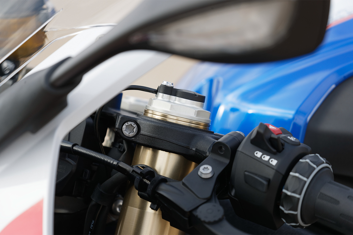 BMW S1000RR 2019 vẫn tiếp tục sử dụng lại khối động cơ DOHC 1.000 phân khối, 4 xy-lanh thẳng hàng, làm mát bằng dung dịch