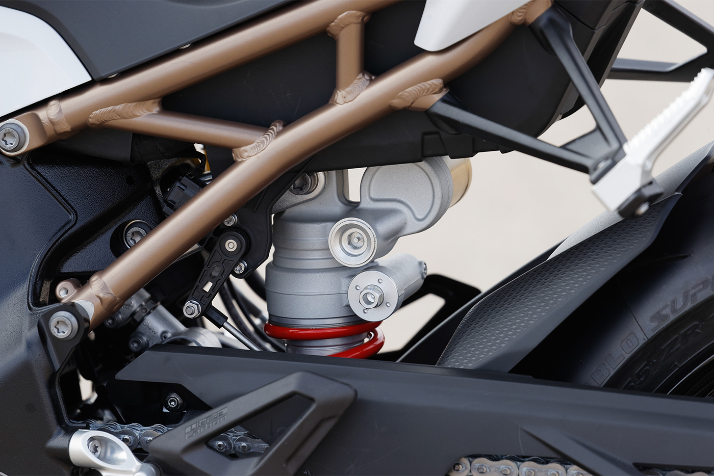 Hệ thống treo mới đặt nhiều tải trọng hơn vào khung và động cơ, với lực tác động trực tiếp lên động cơ thông qua vectơ lực ngắn nhất có thể. BMW Motorrad cho biết, S1000RR mới sẽ tiết kiệm 300 gram với hệ thống treo sau Full Floater Pro này