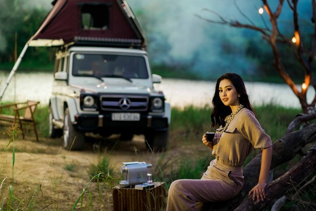 Mới đây, Hoa hậu Tiểu Vy vừa tung ra một bộ ảnh với sự góp mặt của chiếc Mercedes-AMG G63 độ nội thất khủng của ông Đặng Lê Nguyên Vũ