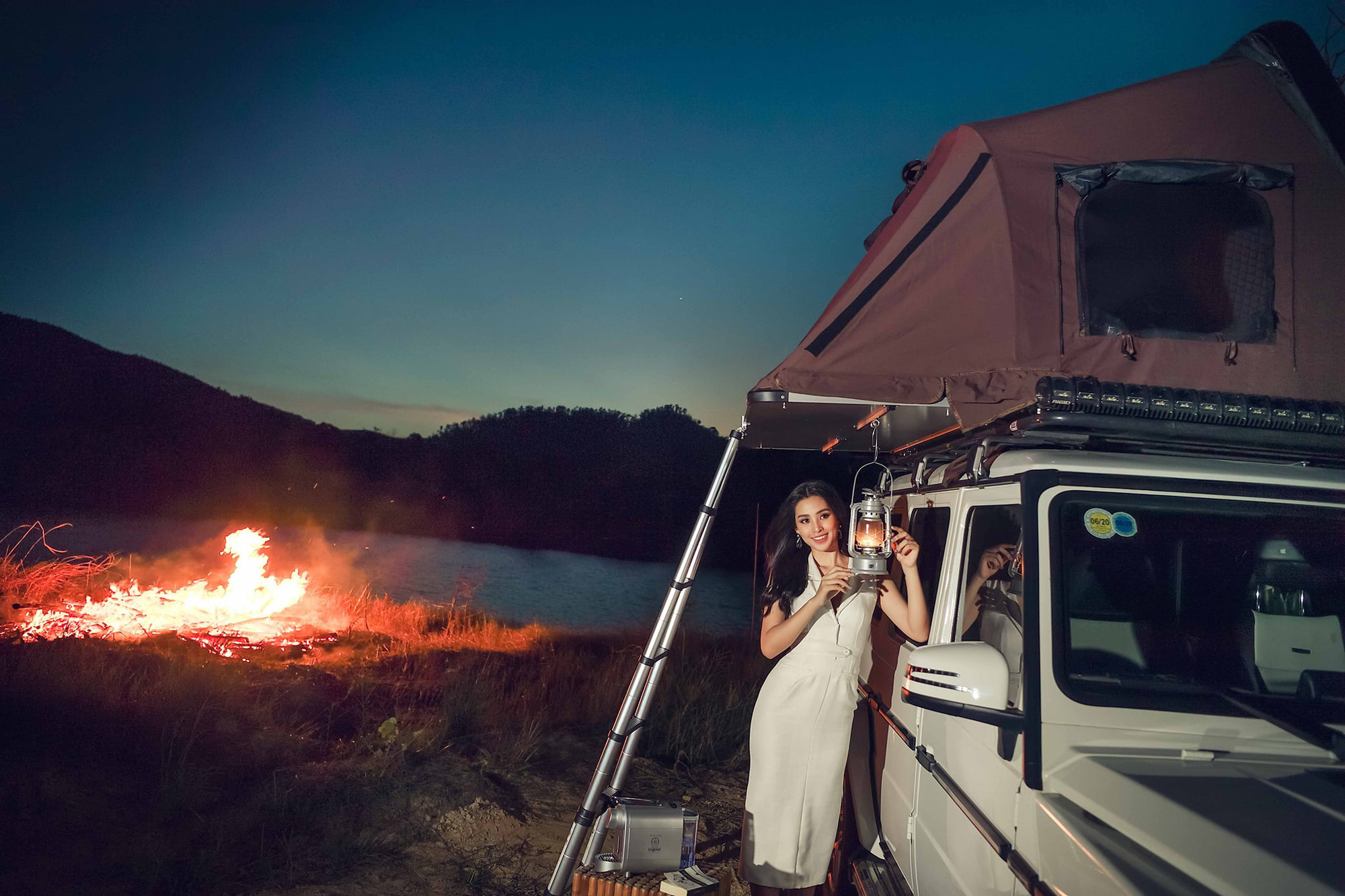 Mercedes-AMG G63 được độ thêm giá đỡ đồ, lều chuyên dụng từ ARB Touring cùng dải đèn LED trợ sáng