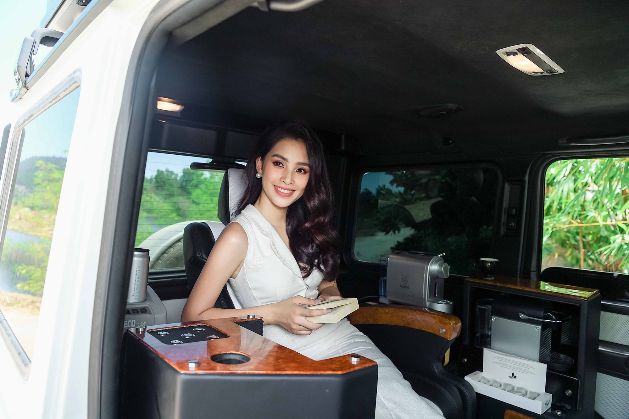 Việc loại bỏ hàng ghế thứ hai cũng mang tới những tiện lợi khác như tăng không gian để chân, thêm không gian để bổ sung khu vực để đồ ở hai bên ghế