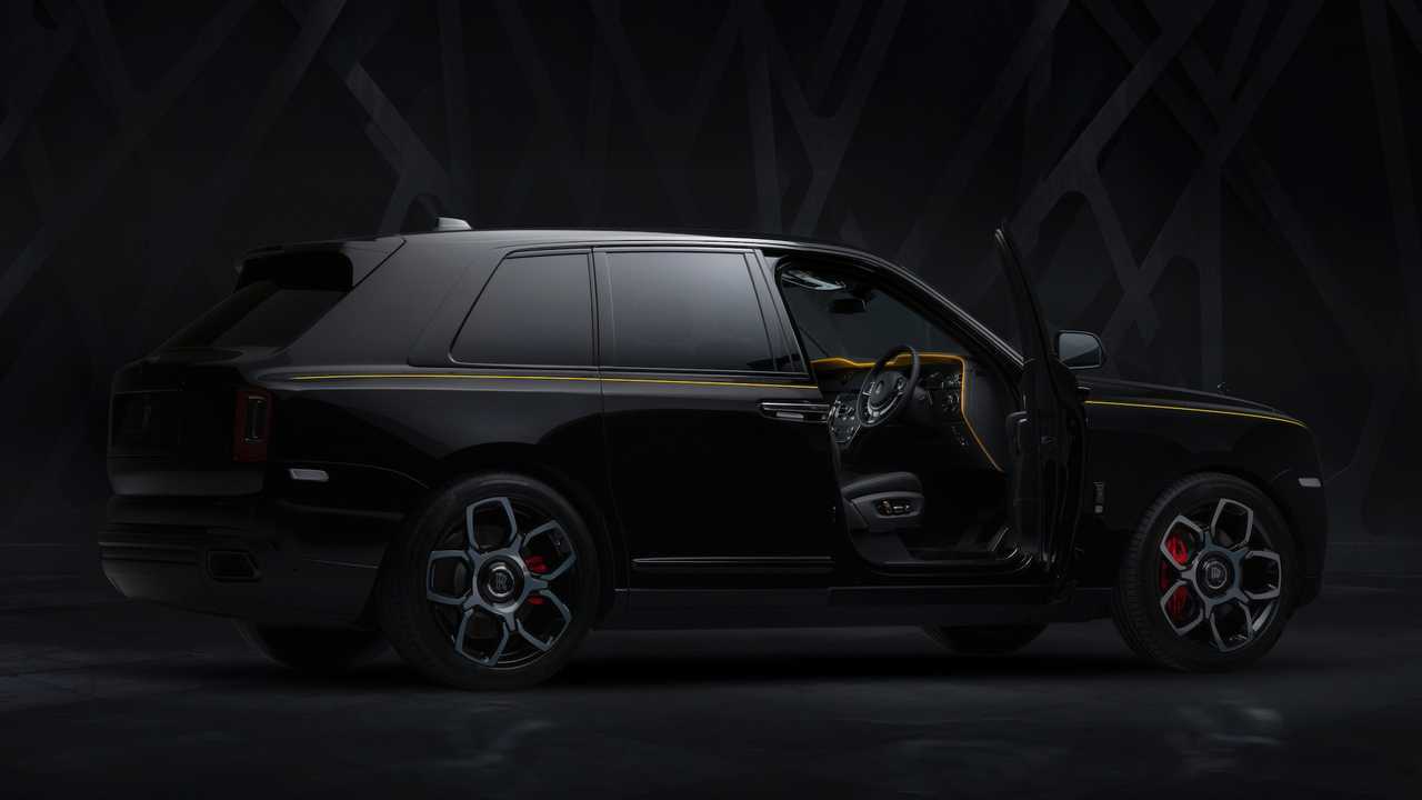 Black Badge cũng sở hữu những chiếc bánh xe 22 inch mới sắc sảo được hoàn thiện trong lớp sơn hai màu bạc và đen, kẹp phanh màu đỏ đặc biệt cũng được Rolls-Royce lần đầu đưa lên những chiếc siêu xe của mình