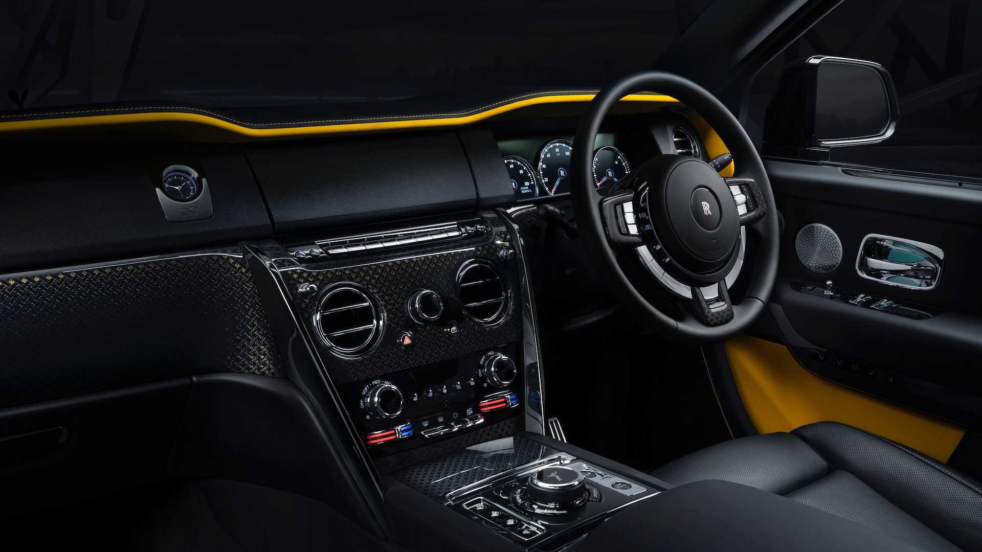 Bảng điều khiển trung tâm được hoàn thiện bằng sợi carbon sang trọng