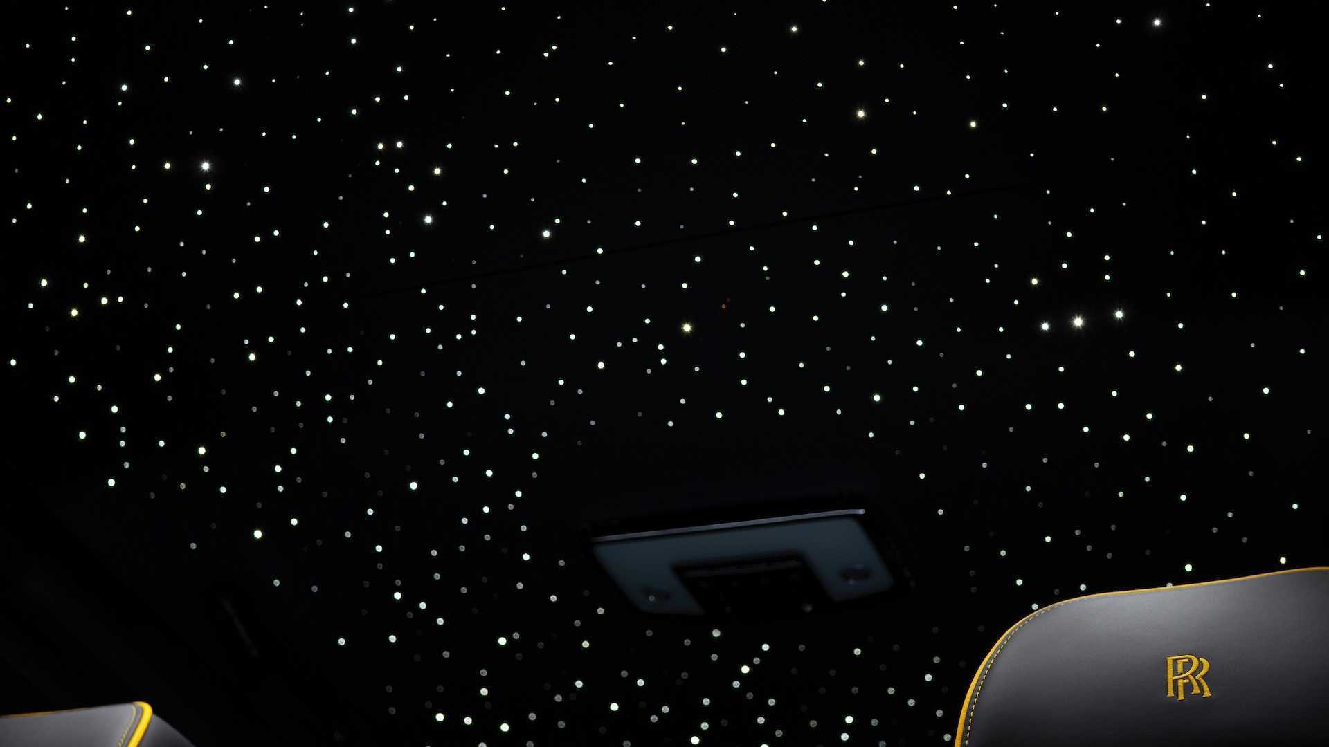 Đèn pha ngôi sao đặc trưng của Rolls-Royce và trần xe tạo cảm giác như một bầu trời đêm với hàng vạn ngôi sao, đem đến những trải nghiệm vô cùng độc đáo cho chủ sở hữu