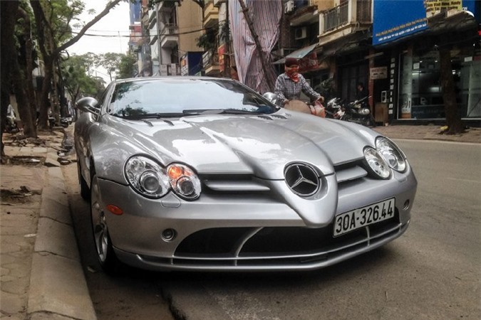 Cho dù được ra đời từ hơn 15 năm trước nhưng với những đường nét thiết kế hiện đại cùng động cơ V8 mạnh mẽ, Mercedes SLR McLaren hàng hiếm dường như không “kém cạnh” so với những chiếc siêu xe mới hiện tại