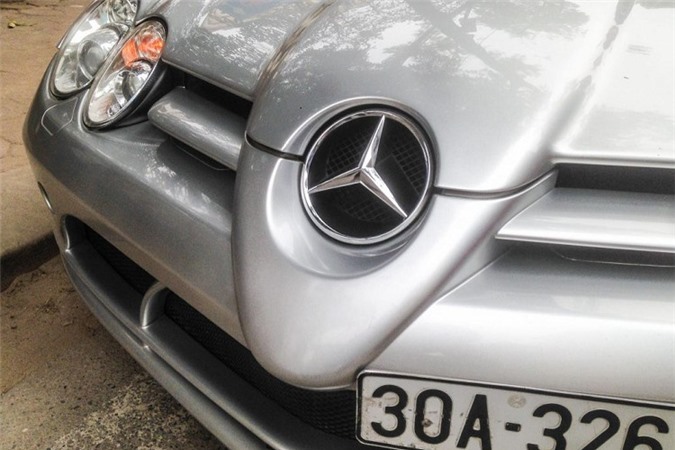 Là một chiếc xe với động cơ đặt trước, chiếc xe sở hữu phần đầu xe khá dài với kết cấu capo mở ngược, cũng như kiểu mở cửa cánh bướm quen thuộc trên những chiếc McLaren