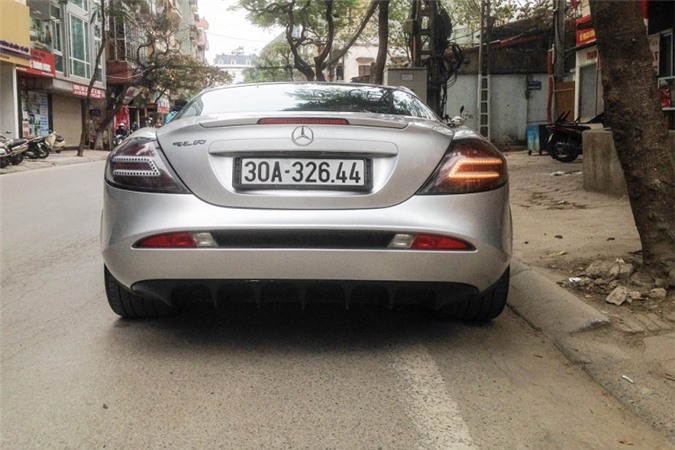 Với tên gọi SLR (tức là Sport Light Racing), mẫu xe này được trang bị cấu trúc nhựa gia cố sợ carbon nhằm hướng tới cắt giảm trọng lượng của chiếc xe để nâng cao hiệu quả trong việc vận hành. Nhờ sử dụng vật liệu này, cân nặng của chiếc xe nằm ở con số 1,750kg