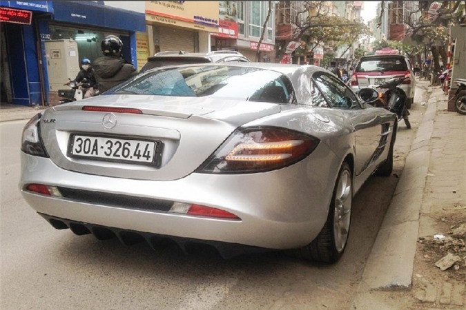 Với màu sắc bạc đơn giản, những đường nét của xe trở nên nổi bật. Kết hợp với thiết kế mềm mại của xe chính là bộ mâm đa chấu đặc trưng đã gắn liền với cái tên SLR McLaren từ bấy lâu nay