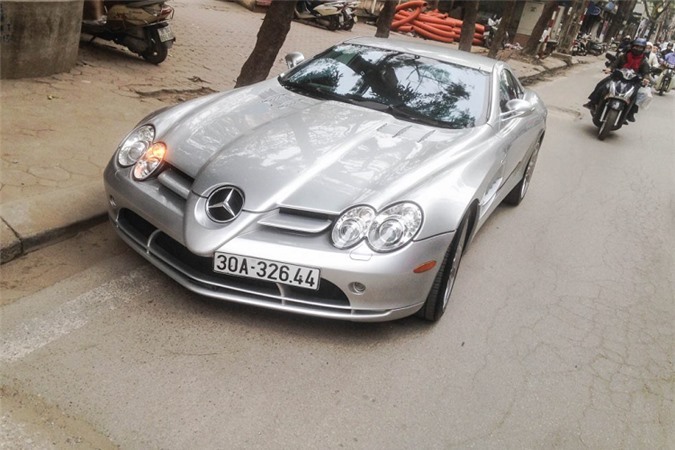 Mercedes SLR McLaren được trang bị động cơ siêu nạp V8 5.4L, sản sinh công suất 626 mã lực và mô-men xoắn 780 Nm. Xe có khả năng tăng tốc 0-100 km/h trong khoảng 3,8 giây và có thể đạt tốc độ tối đa lên tới 334 km/h