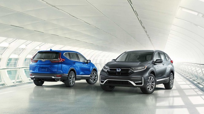 Riêng phiên bản Hybrid sẽ có thêm dòng chữ "Hybrid" trên thân xe và logo Honda với đồ họa màu xanh lam