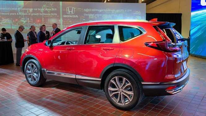 Khoang cabin của Honda CR-V Hybrid nổi bật với hộp số nút bấm, giống trên các mẫu Pilot và Accord. Cùng với đó là các nút chọn chế độ lái (ECO, Sport và điện hoàn toàn EV)