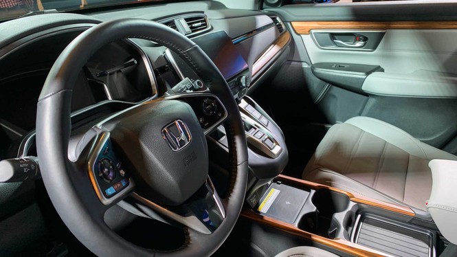 Phiên bản này được trang bị cặp lẫy hoạt động như các công tắc bật/tắt để giảm tốc