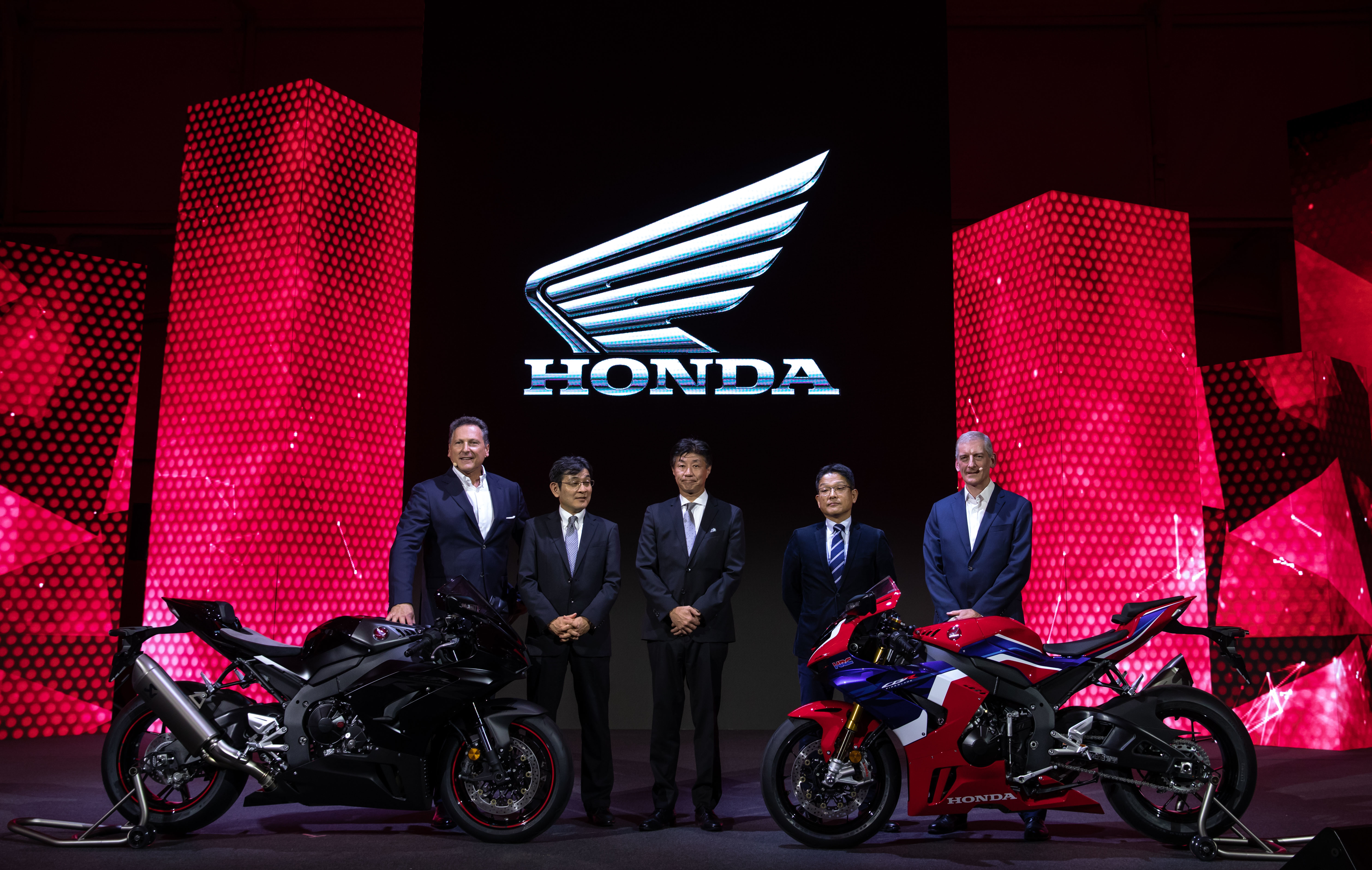 Có hai màu sơn ngoại thất cho khách hàng lựa chọn là Grand Prix Red lấy cảm hứng từ HRC và Đen mờ