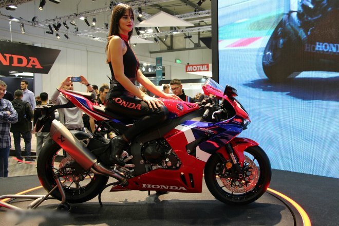 Mẫu superbike hoàn toàn mới Honda CBR1000RR-R 2020 vừa chính thức ra mắt trong khuôn khổ sự kiện dành cho các tín đồ motor hai bánh lớn nhất trên toàn cầu – Triển lãm xe hai bánh (EICMA 2019)