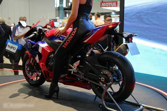 Bình xăng được hạ thấp 45mm (so với thiết kế trước đây) giúp giảm tiết diện phía trước khoang lái, giúp người lái có thể “núp” kín hơn phía sau kính chắn gió