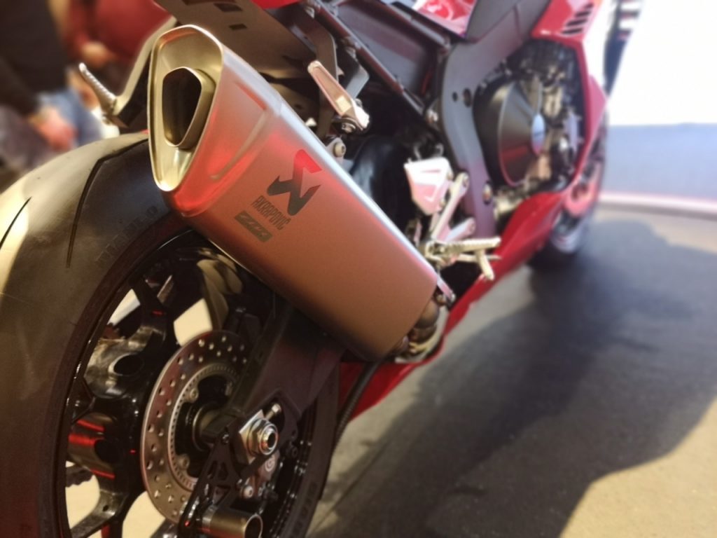 Cả CRB1000RR-R Fireblade và CBR1000RR-R Fireblade SP đều được trang bị ống xả Akrapovic bằng titan nhẹ và bộ đo lường quán tính 6 trục IMU hoàn toàn mới