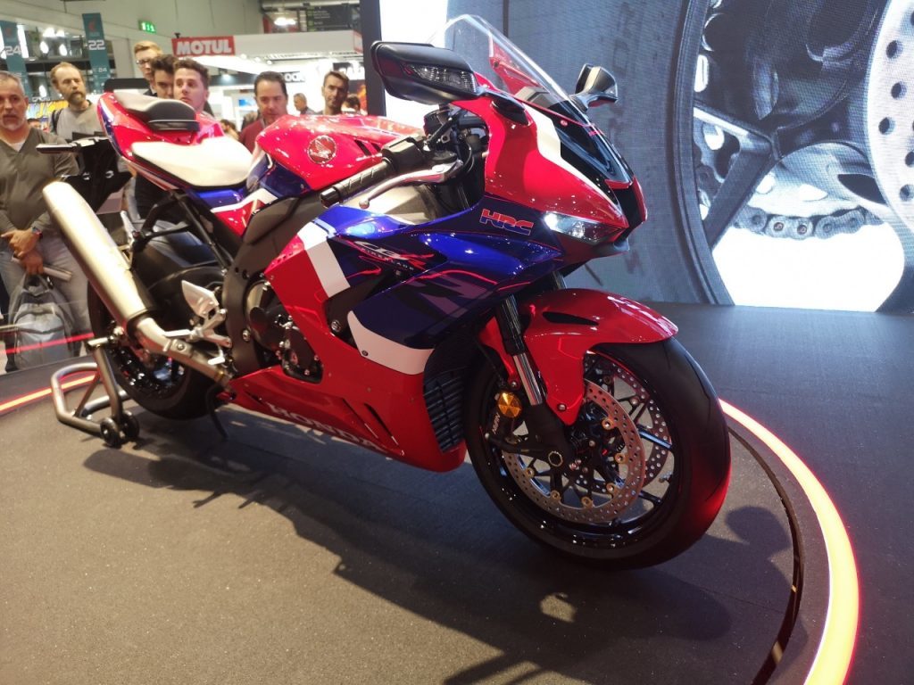 CBR1000RR-R với hai phiên bản CBR1000RR-R Fireblade và Fireblase SP sở khối động cơ mang sức mạnh lên tới 215 mã lực