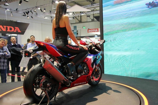 Khối động cơ này sở hữu kích thước nhỏ gọn nhờ hệ thống bánh răng semi-cam và mô tơ khởi động truyền động qua trục chính ly hợp