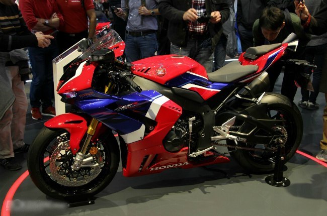 Honda CBR1000RR-R Fireblade và phiên bản cao cấp CBR1000RR-R Fireblade SP chịu nhiều ảnh hưởng từ các mẫu xe đua Honda Racing