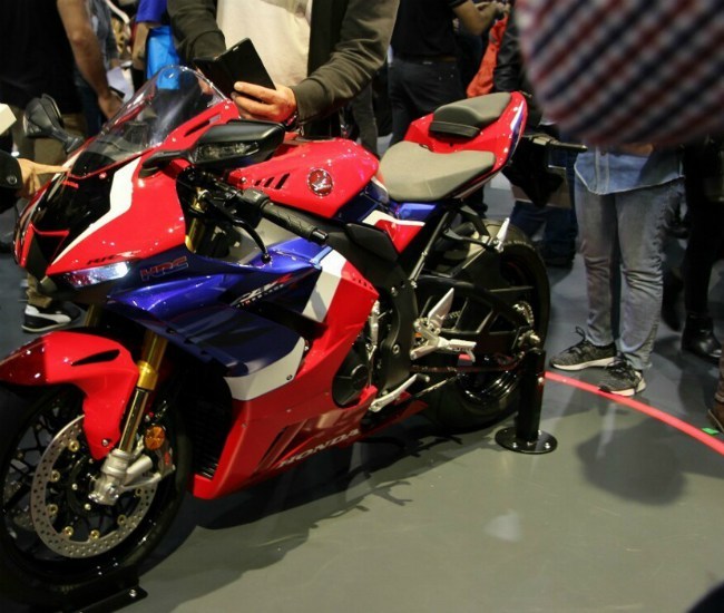 Kính chắn gió đặt nghiêng góc 35 độ lái gió qua người lái và phần đuôi xe tạo đường gió di chuyển ít bị cản nhất có thể