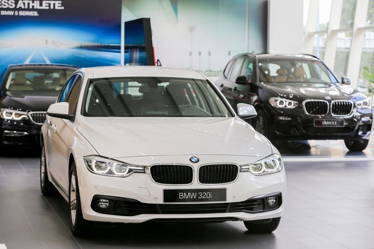 Theo đó, trong tháng 11/2019 này, BMW chính thức đưa ra biểu giá mới cho một số mẫu xe của hãng tại Việt Nam. Nổi bật trong số đó là việc giảm giá xe BMW "kịch sàn" một số dòng xe hiện đang ăn khách như X1, 1-Series, 2-Series, 3-Series và 5-Series với mức điều chỉnh giảm từ 180 - 330 triệu đồng