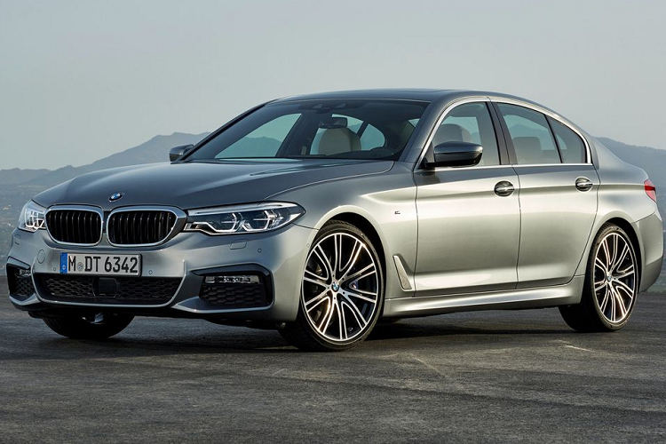 Mẫu xe được giảm giá mạnh nhất trong đợt này là mẫu sedan hạng sang cỡ trung BMW 5-Series đời mới. Cụ thể, phiên bản 520i đón nhận mức giảm 330 triệu đồng so với trước đây, đưa giá bán của xe từ 2,389 tỷ đồng xuống 2,059 tỷ đồng