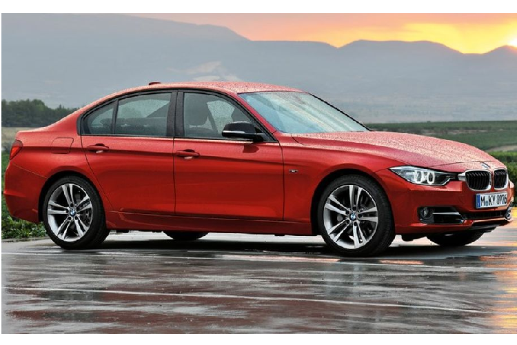 Phiên bản cao cấp hơn là 530i cũng đón nhận mức giảm 240 triệu đồng, đưa giá bán niêm yết của xe từ 3,069 tỷ đồng xuống còn 2,829 tỷ đồng