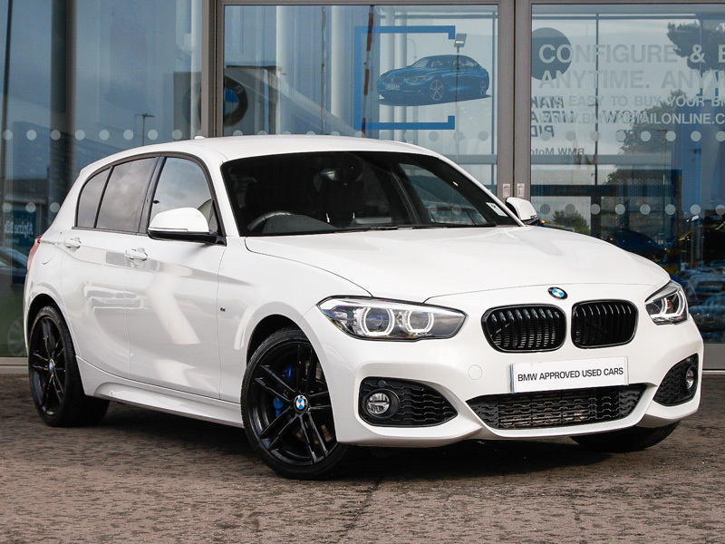 Đón nhận mức điều chỉnh giá thấp nhất đợt này là 2 mẫu xe 118i và 218i Gran Tourer với mức giảm tương ứng 240 và 180 triệu đồng. Cụ thể, dòng 118i được điều chỉnh giá bán niêm yết từ 1,439 tỷ đồng xuống còn 1,199 tỷ đồng