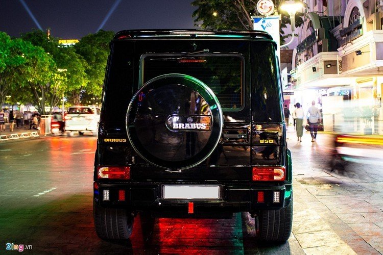 Tên đầy đủ của "khủng long" này là Brabus 850 6.0 Biturbo Widestar. Những nâng cấp đáng chú ý của xe đều được thể hiện ở tên gọi này. Ở ngoại thất, dễ dàng nhận ra Brabus G850 được thay đổi khá nhiều so với xe nguyên bản Mercedes-AMG G 63. Ngoại thất được sơn đen bóng, kết hợp một vài điểm nhấn màu vàng và bộ bodykit Widestar