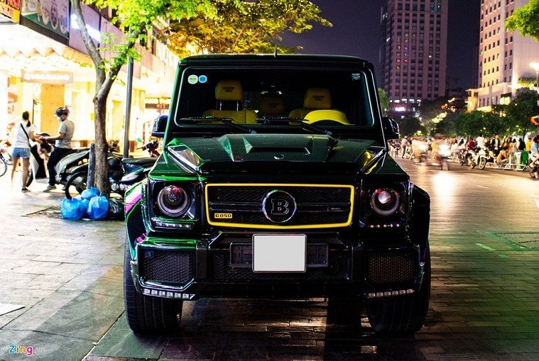 Ở phía trước, logo ngôi sao 3 cánh trên lưới tản nhiệt được thay bằng logo của Brabus. Đèn pha, cản va trước và các hốc hút gió được sửa đổi hầm hố hơn. Hệ thống đèn LED daylight được đặt ở bên dưới. Viền lưới tản nhiệt và tên xe G850 được sơn vàng nổi bật