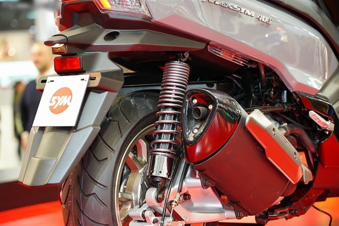 Hệ thống phanh gồm phanh đĩa kép 275 mm với 4 điểm kẹp piston ở bánh trước và còn trang bị cả hệ thống chống bó cứng phanh Bosch ABS